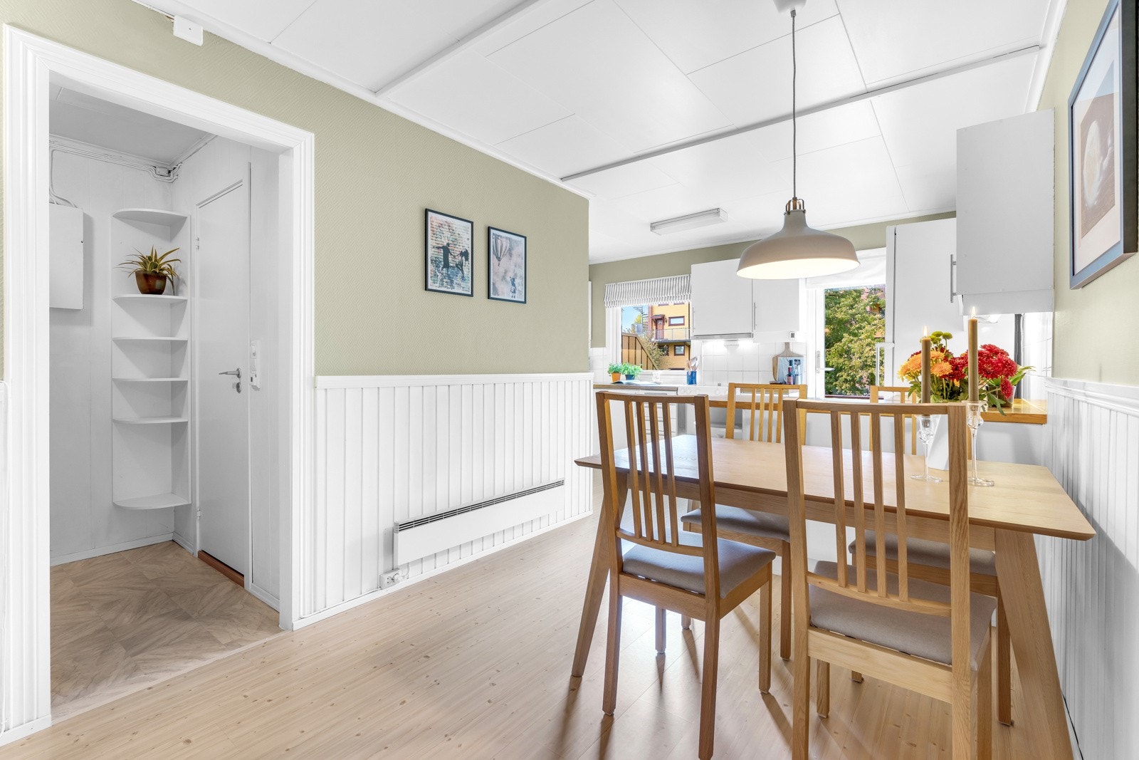 Den fine, familievennlige løsningen gir plass til eget langbord i forbindelse med kjøkkenet. Galleribilde
