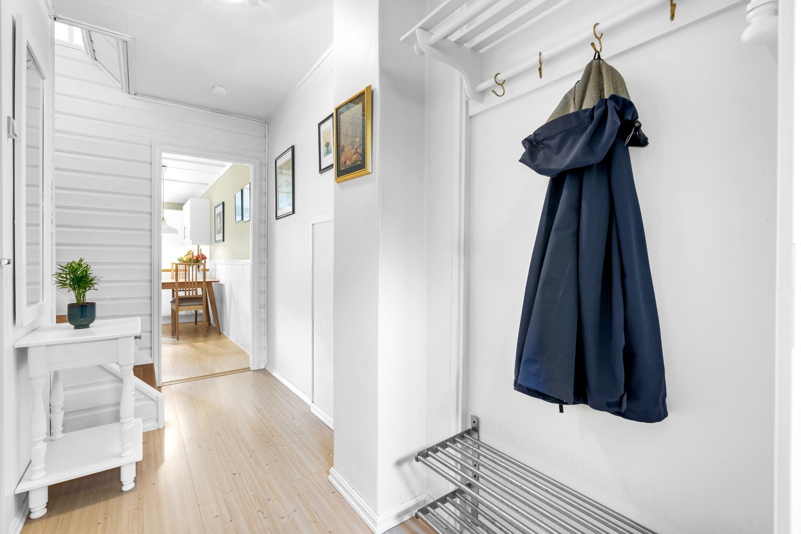 Innbydende entré med plass til ytterbekledning. Galleribilde