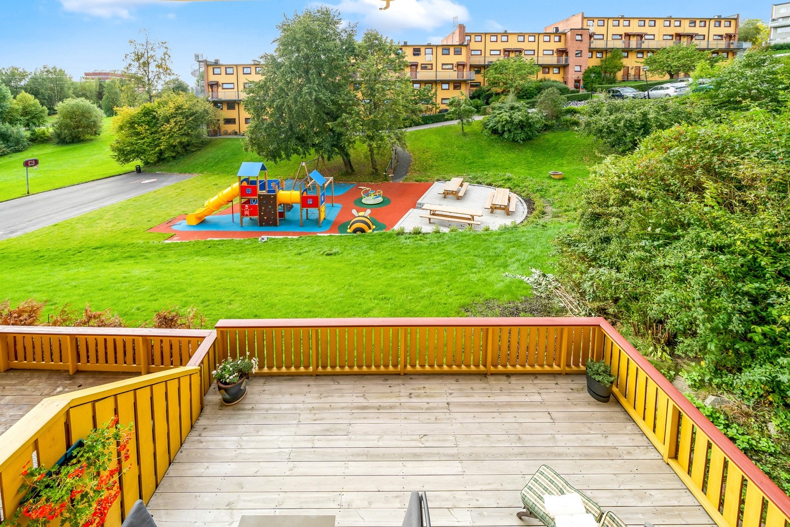 Borettslaget har egen lekeplass for barn som ligger like ved terrassen. Her kan de minste utfolde seg med lek og moro i trygge omgivelser. Galleribilde