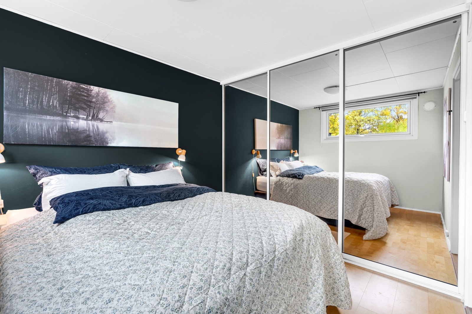 Dette rommet har god plass til dobbeltseng med tilhørende nattbord. Stor skyvedørsgarderobe har god plass til bekledningen din. Galleribilde