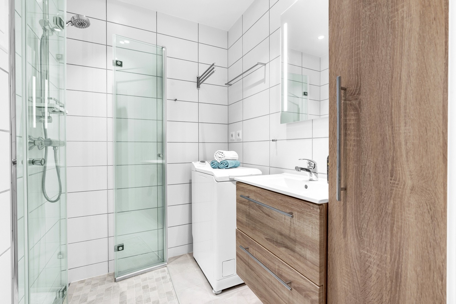 Badet fremstår som svært strøkent og ble totalt modernisert i regi av borettslaget i 2021. Galleribilde
