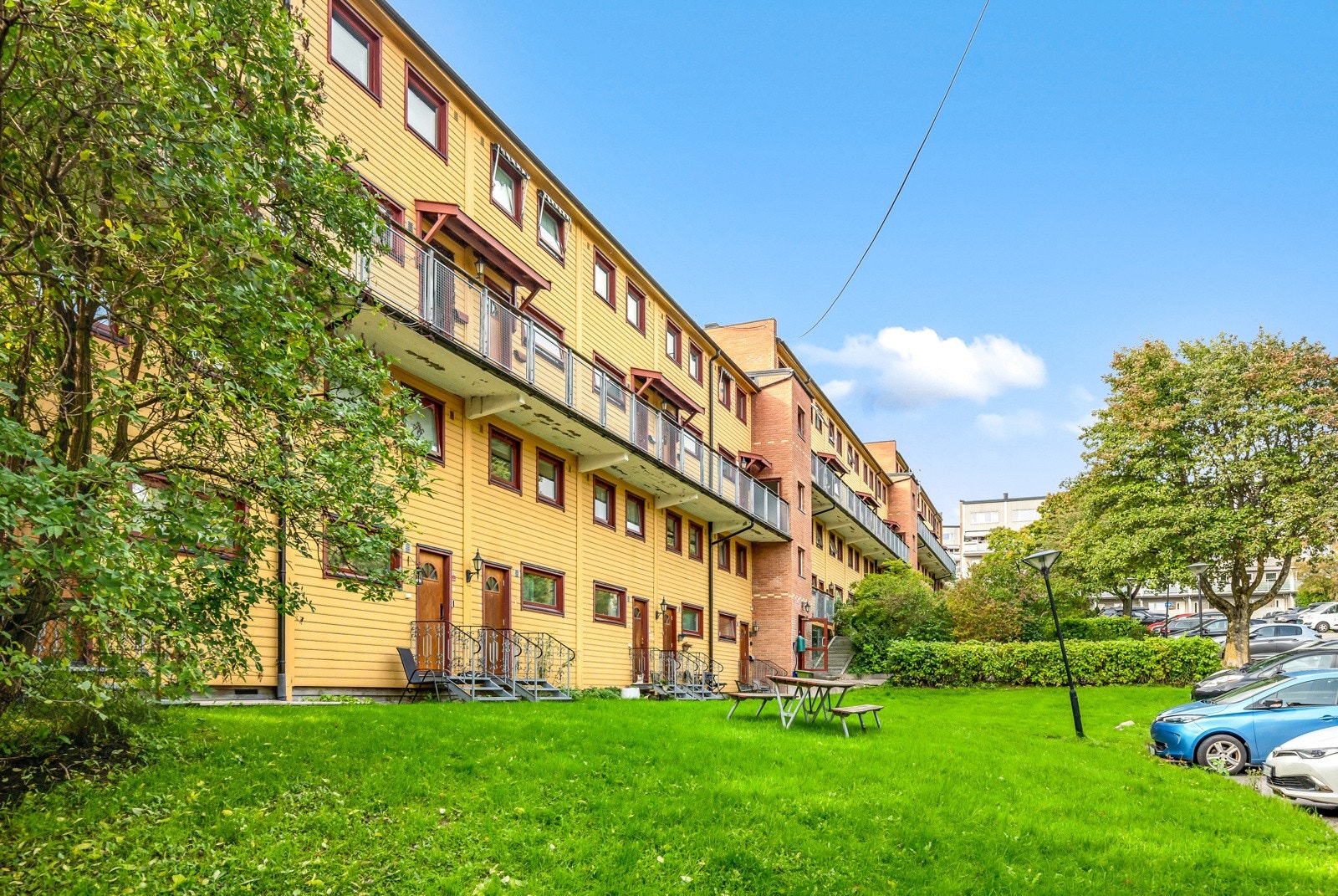 Blokkene er omringet av store grøntområder som kan benyttes av alle beboerne. Galleribilde