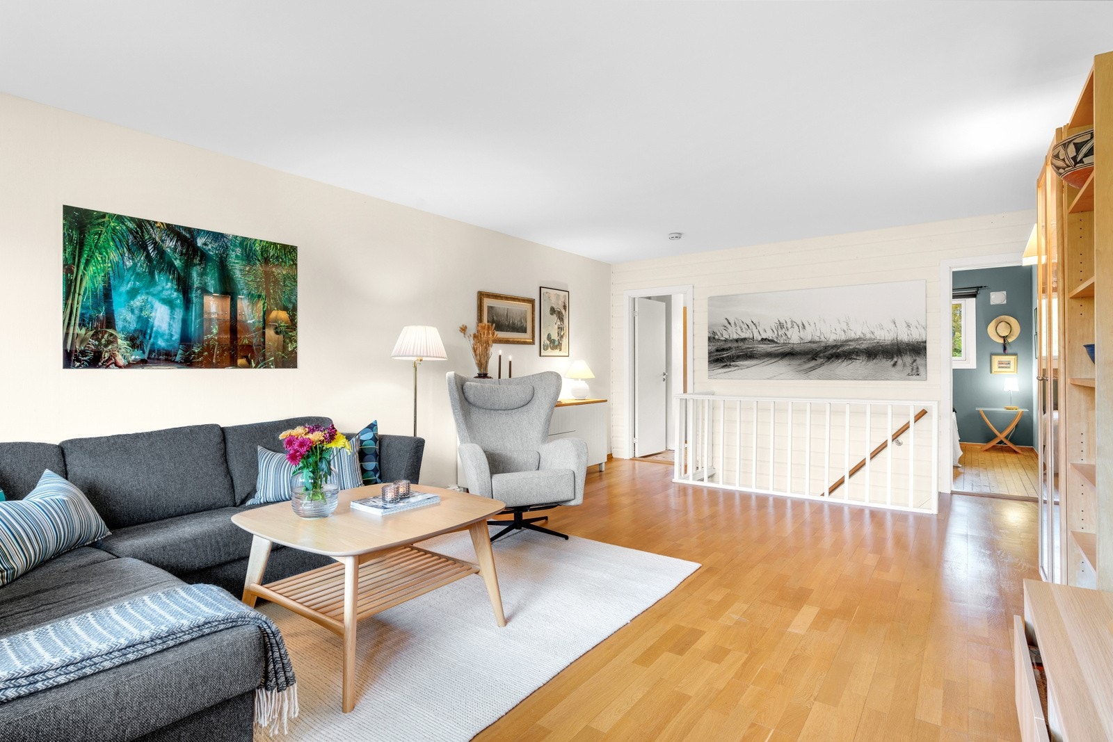 Det er god plass til sofa- og medieløsninger samt eget spisebord om ønskelig i stuen. Galleribilde
