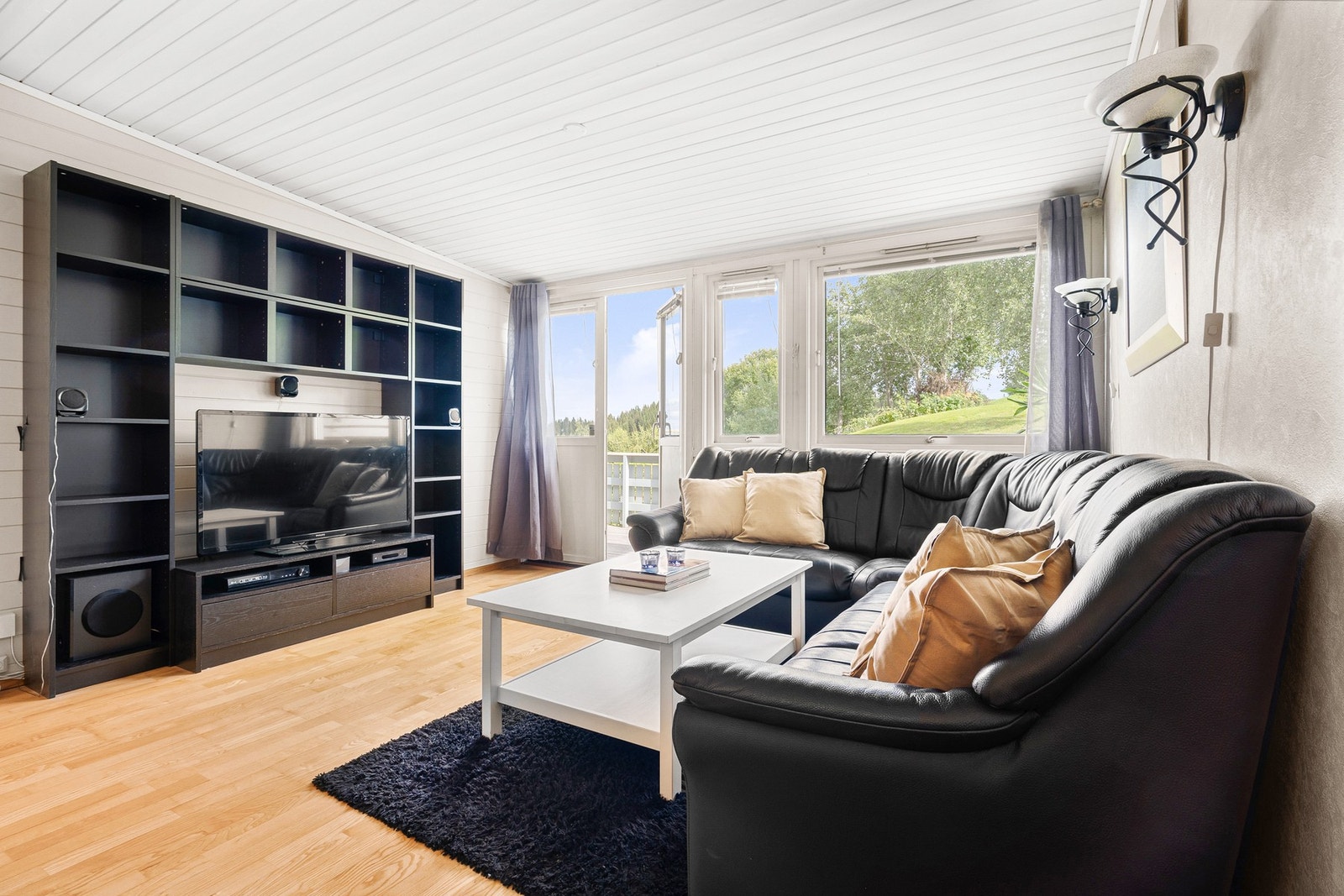 Boligen varmes opp via varmepumpe, vedfyring og elektrisitet. Galleribilde