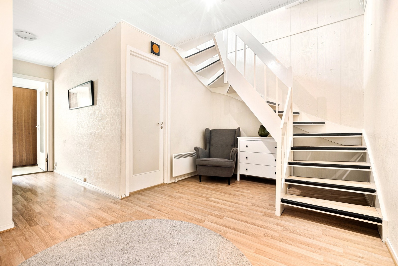 Sokkeletasjen består av entre, bad, toalett, vaskerom, 2 soverom og 2 boder. Galleribilde