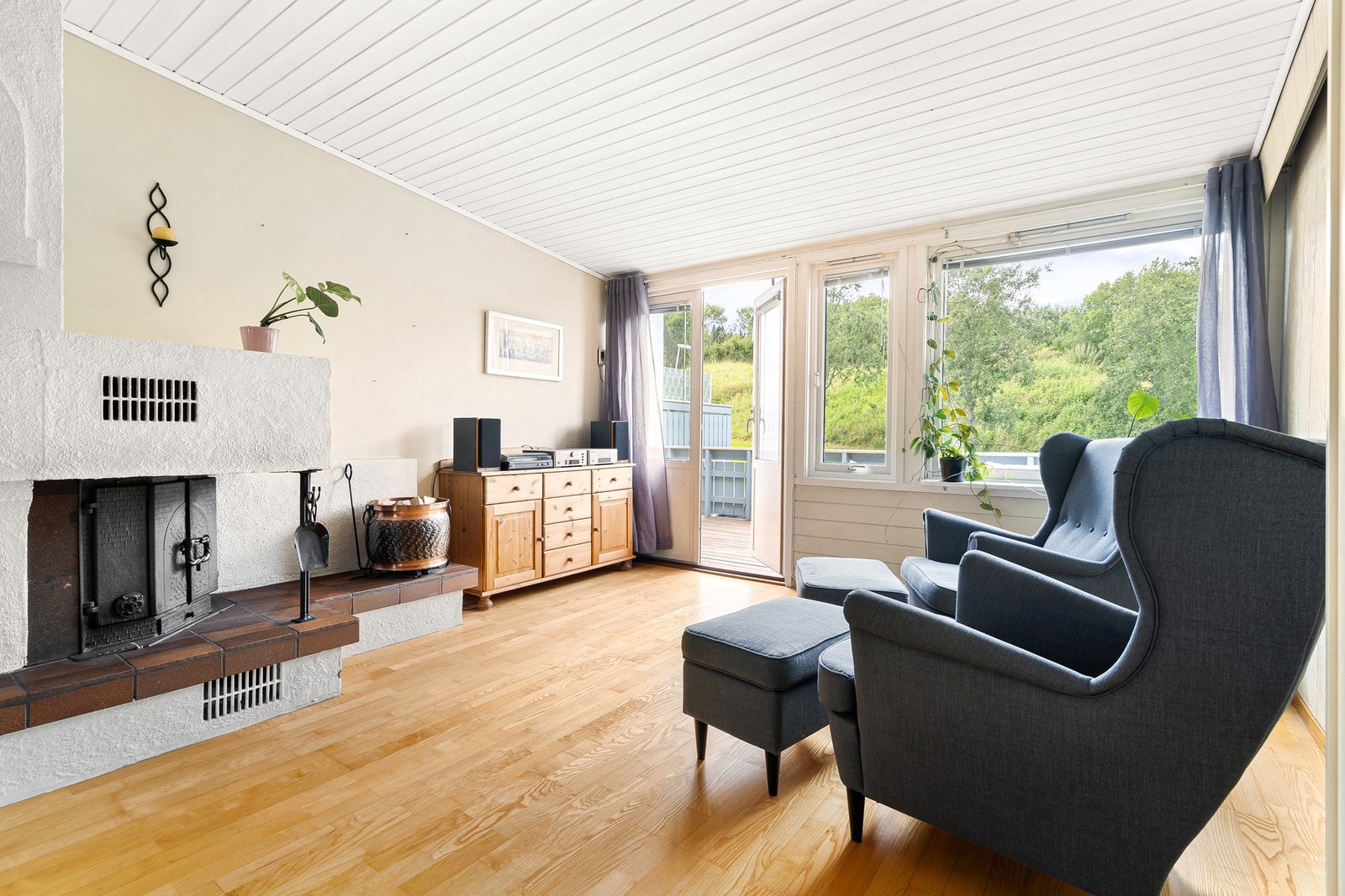 Begge stuene har utgang til uteplass. Galleribilde