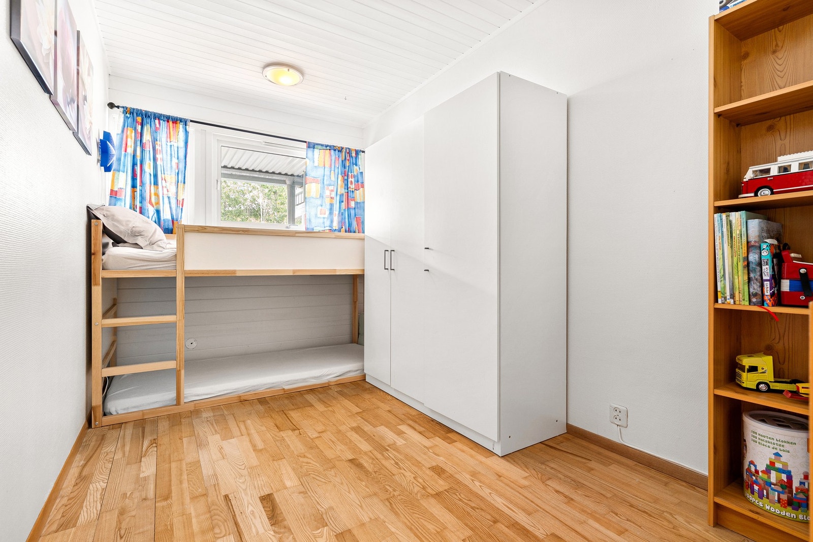 Alle soverommene har godt med plass for dobbeltseng og tilhørende møblement. Galleribilde