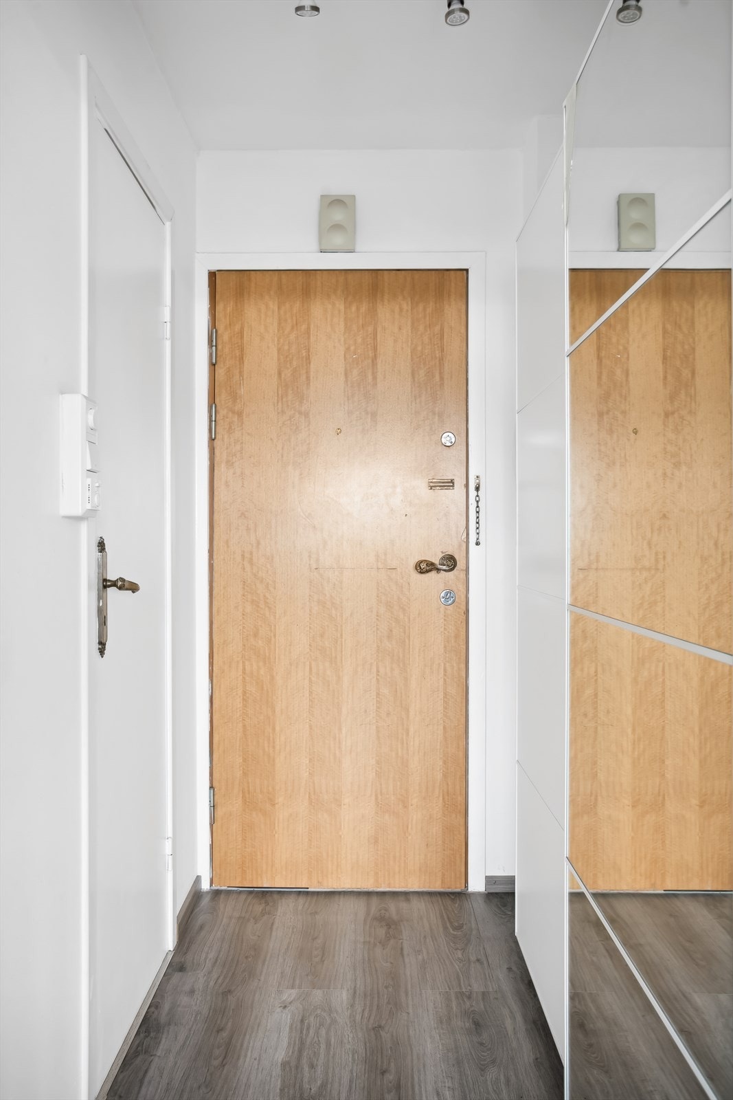 Du ønskes velkommen i en lys entré som gir et positivt førsteinntrykk av boligen. Entréen har også et praktisk skyvedørsgarderobe for oppbevaring av yttertøy. Galleribilde