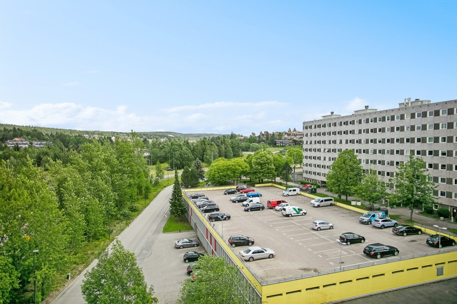 Det medfølger ikke parkeringsplass. Parkeringsplasser og garasjer administreres av parkeringsutvalget i borettslaget. Mail: parkering@haugenstua.no. Galleribilde