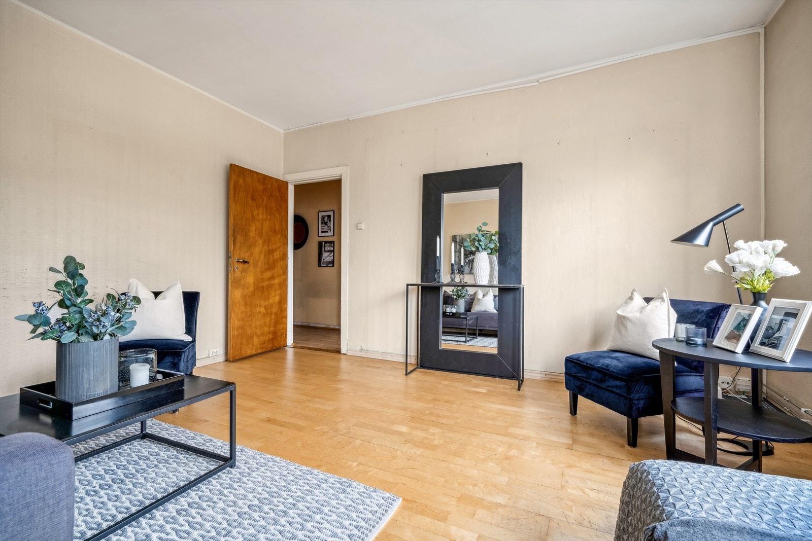 Stuen. Døren vender ut mot entreen hvor det er et større garderoberom. Galleribilde