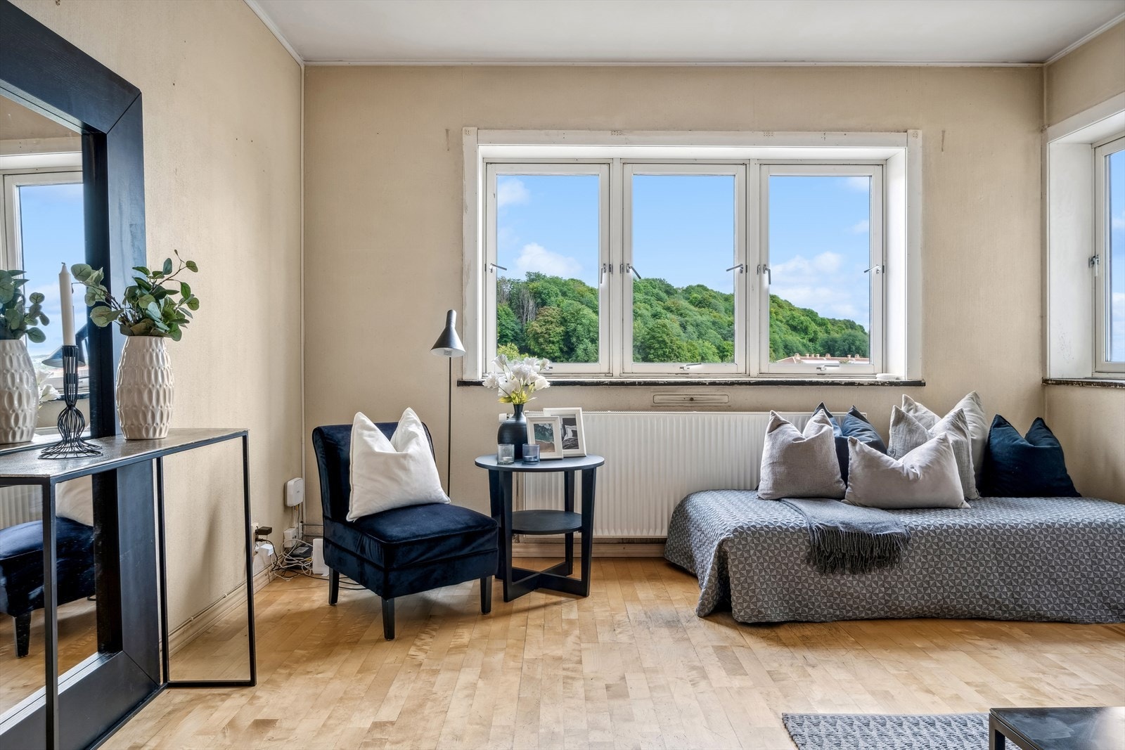 Stuen. Det er god plass til en "soveavdeling" her. Galleribilde