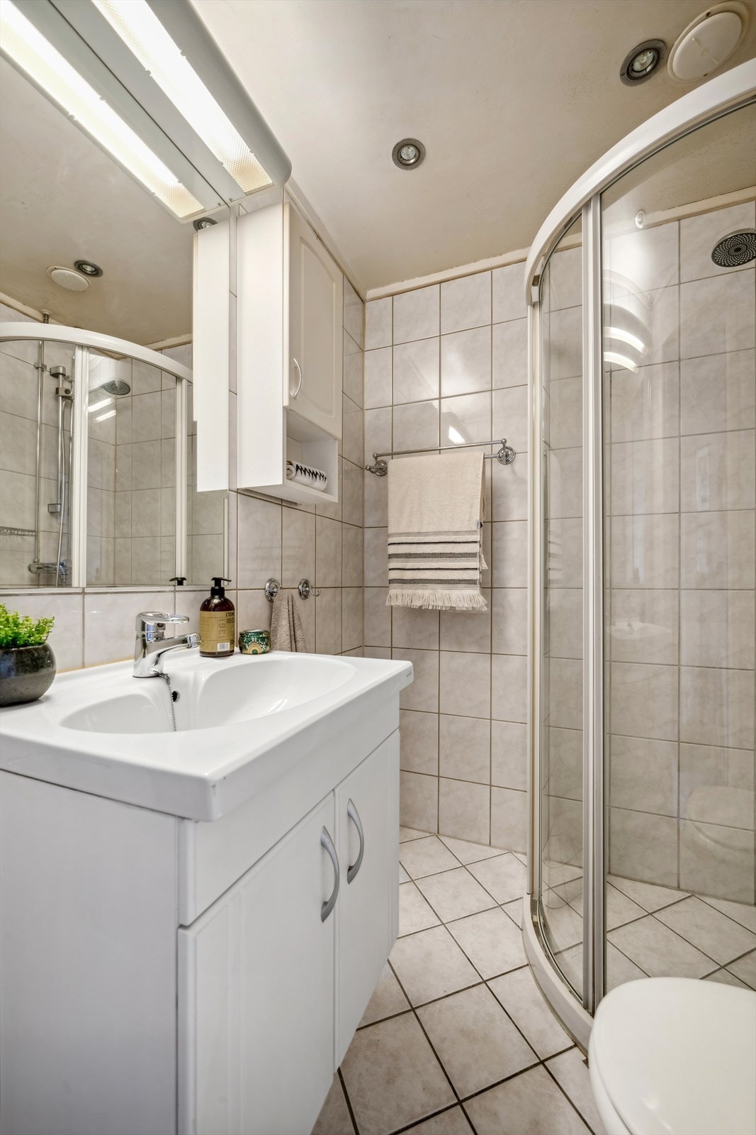 Dusjbadet har god plass til evt vaskemaskin. Galleribilde