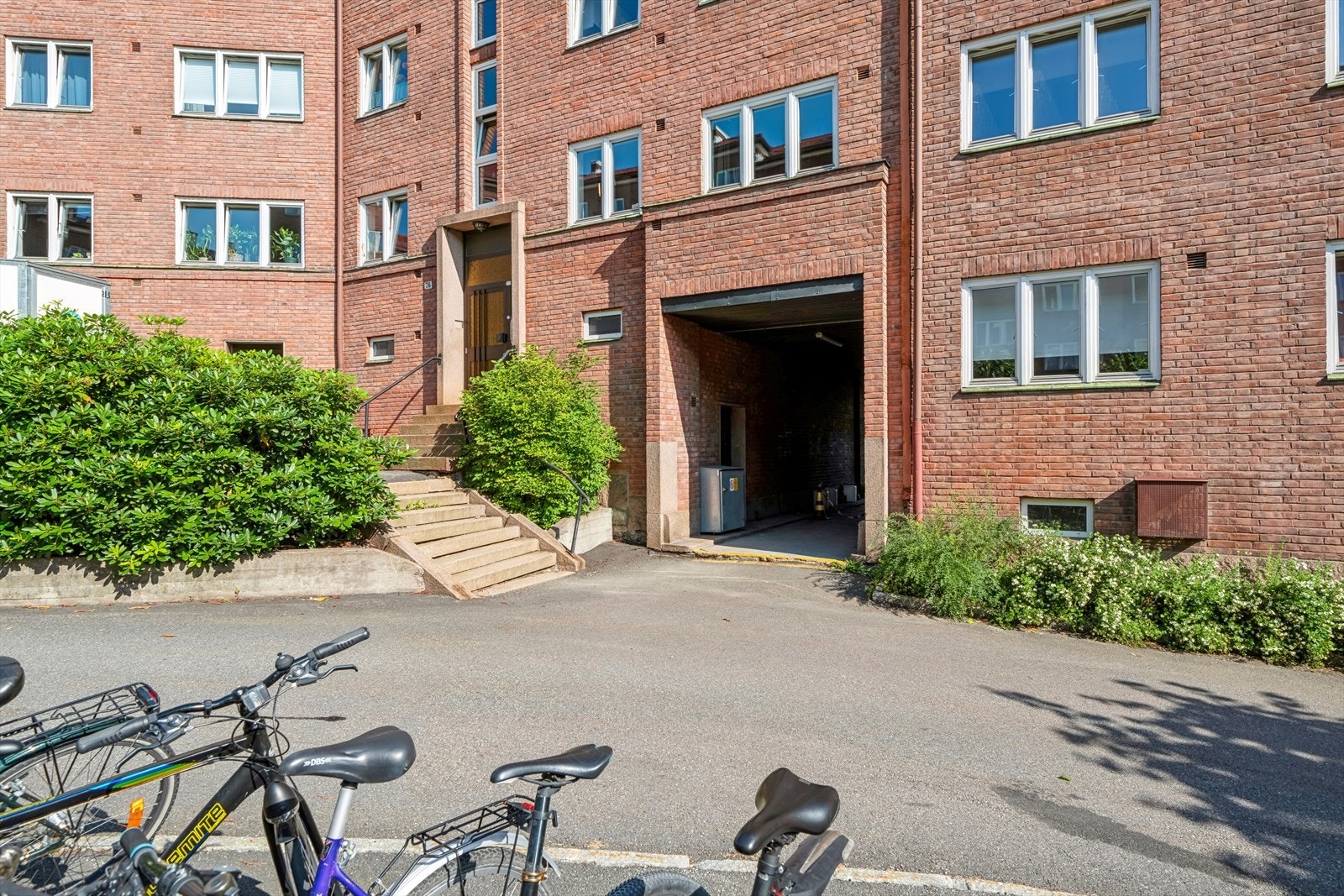 Inngangen er litt til venstre i bildet. Snarveien ut på gaten er gjennom portrommet. Galleribilde