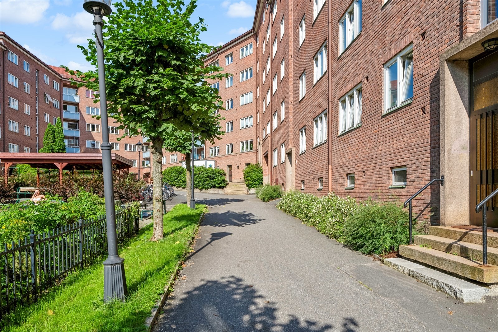 Atriet er et hyggelig område med grill, sittegrupper, sykkelparkering og ikke minst grønt gress og plener. Galleribilde