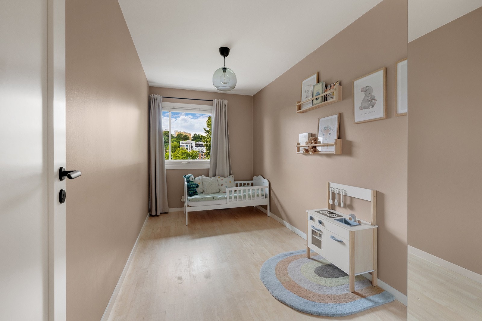 Dette er også et flott soverom med god plass til seng, skrivebord eller annet ønsket møblement. Galleribilde