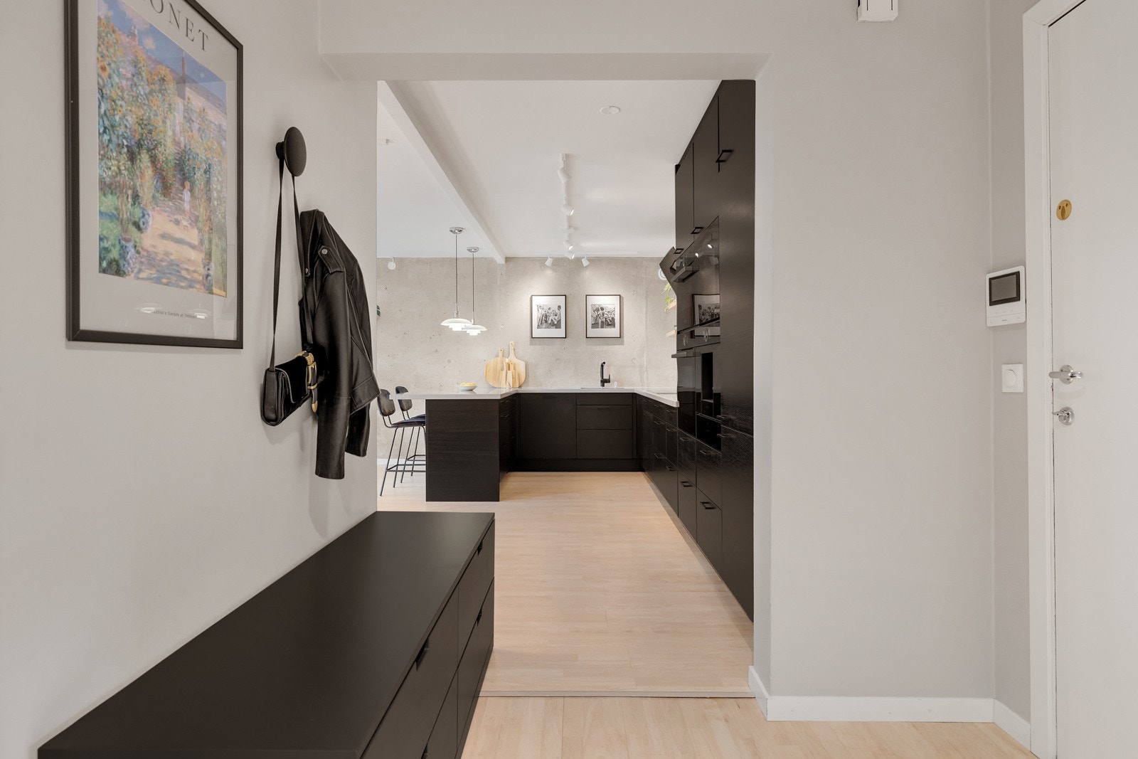 God plass til oppheng av yttertøy og god lagringsplass i romslig skyvedørsgarderobe med speilfronter. Galleribilde