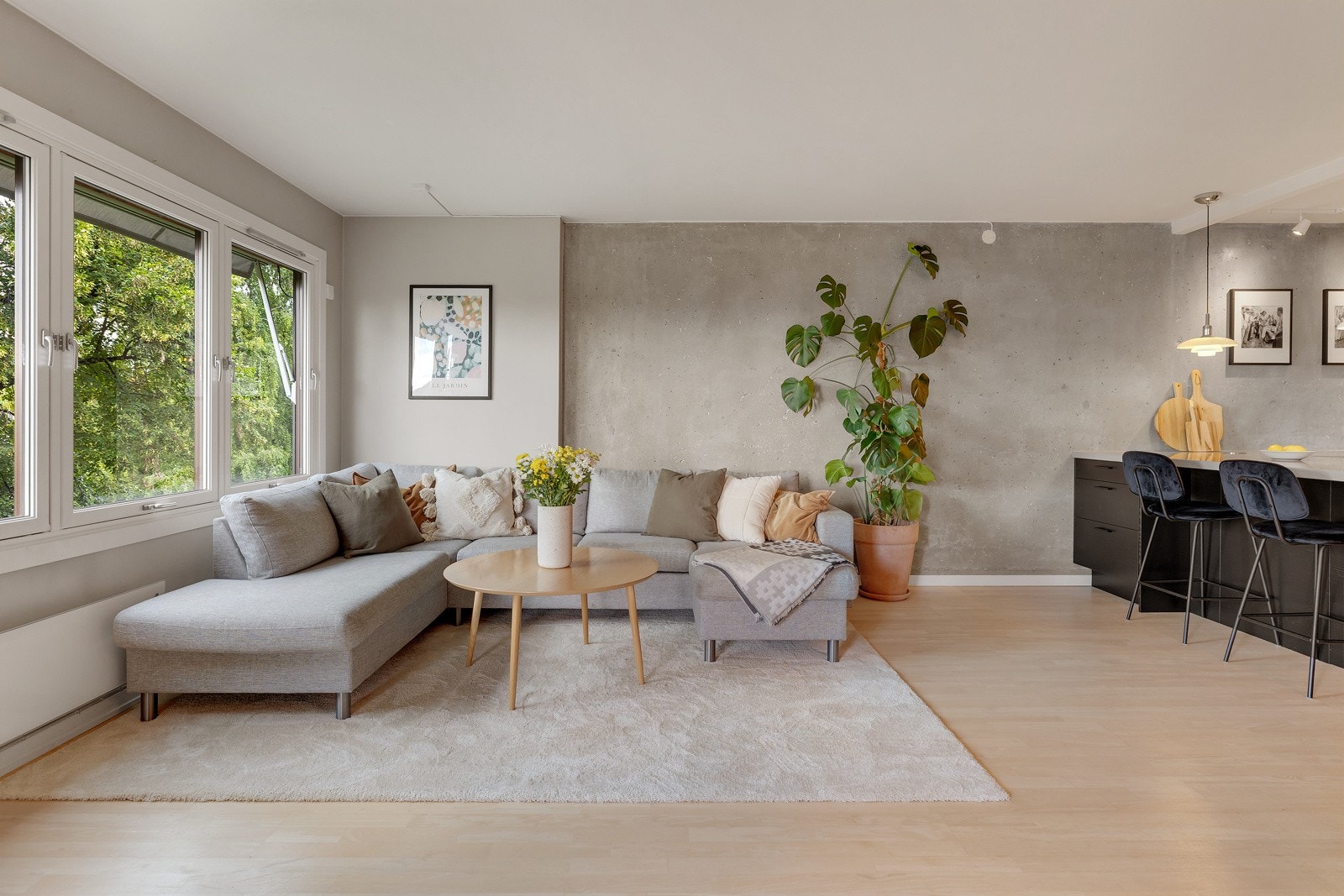 Her er det god plass til sofagruppe med tilhørende TV-møblement (Bredbånd og kabel-tv er inkl. i felleskostnadene). Galleribilde