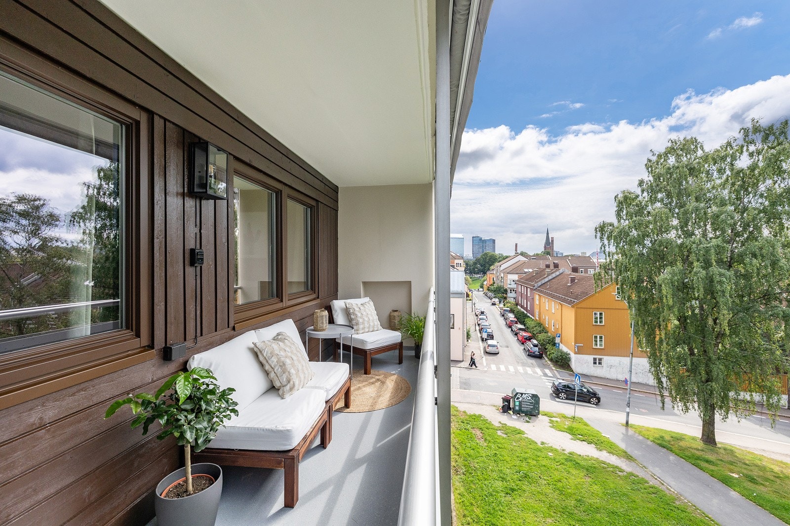 Balkongen er usjenert med gode solforhold fra kl 14.00-20.30 på sommeren. Galleribilde