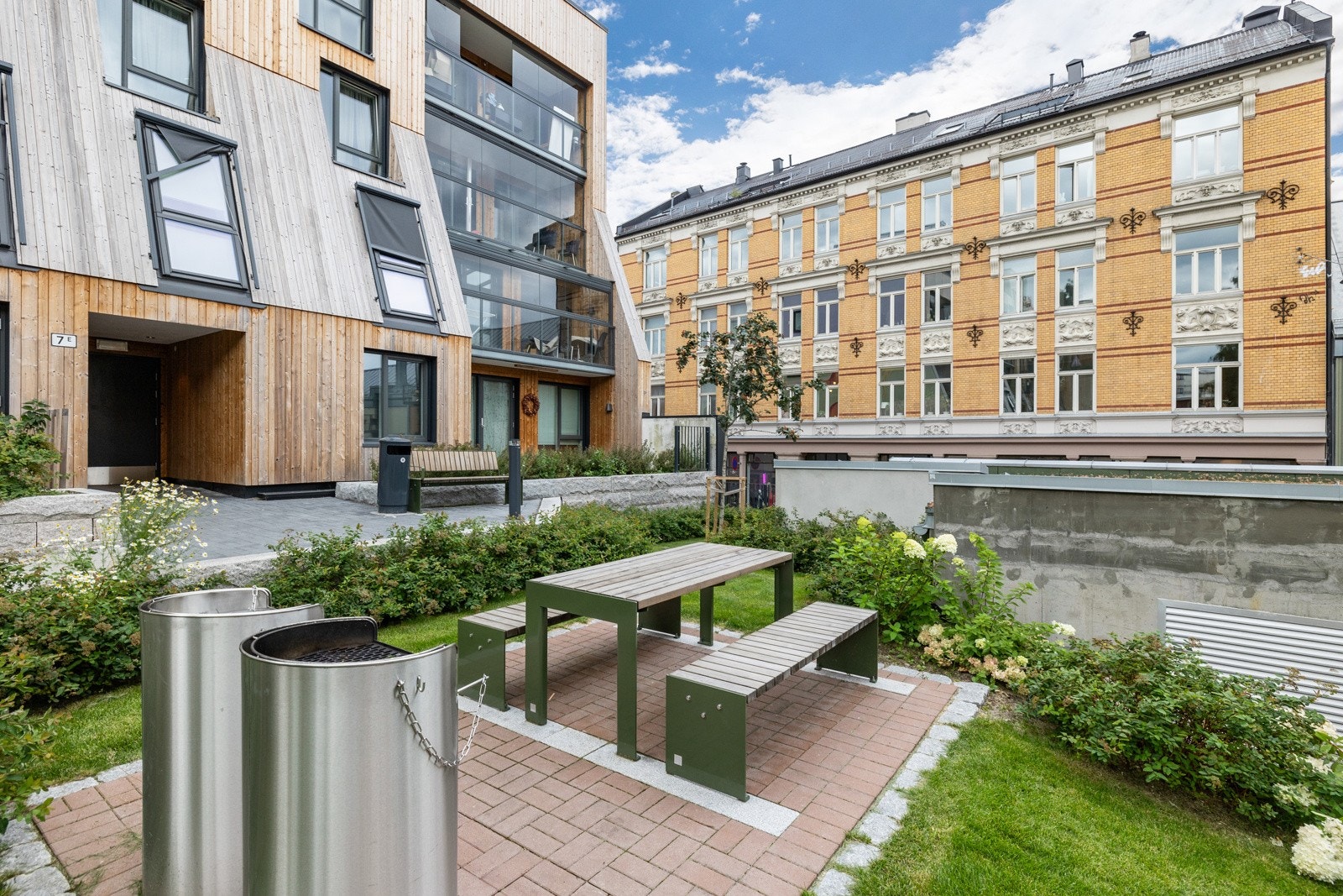 Fine fellesarealer med sitteplasser og beplantning. Galleribilde
