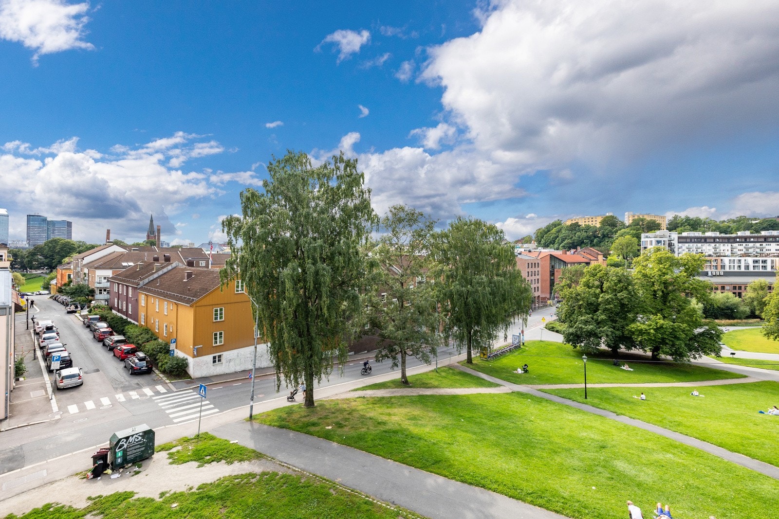 Fra balkongen har du også utsikt mot den idylliske trehusbebyggelsen. Galleribilde