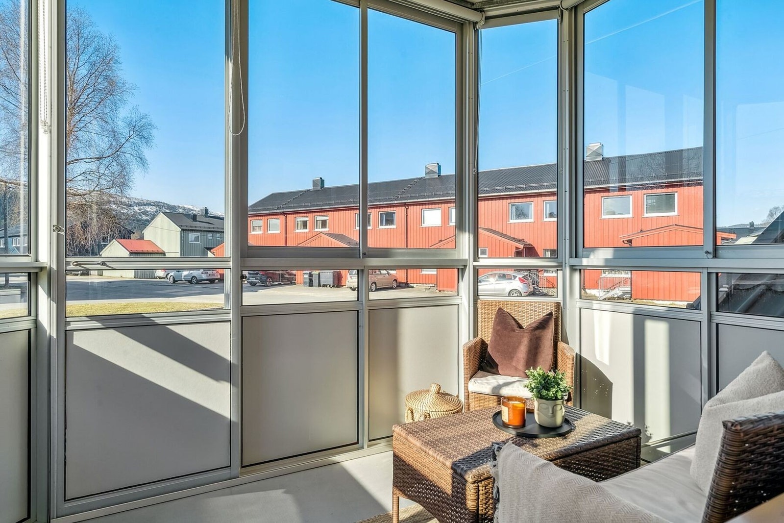 Leiligheten ligger 1 1. etasje, og har innglasset balkong. Galleribilde
