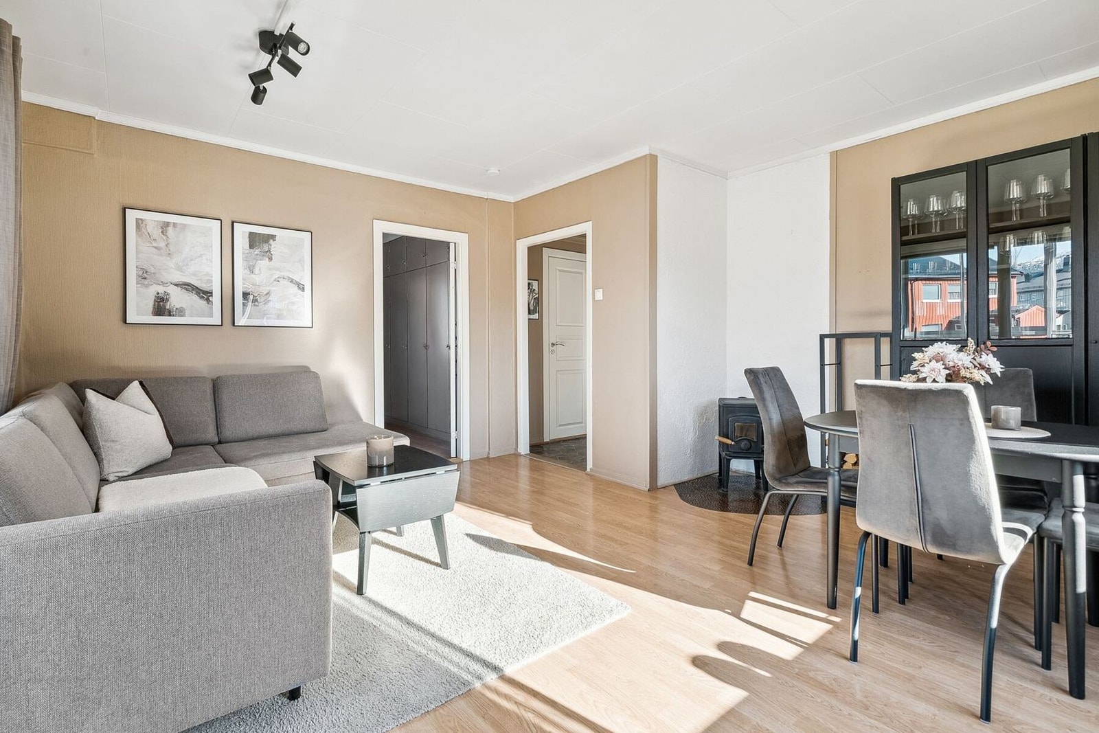 Koselig stue med plass til sofagruppe og spisebord. Galleribilde