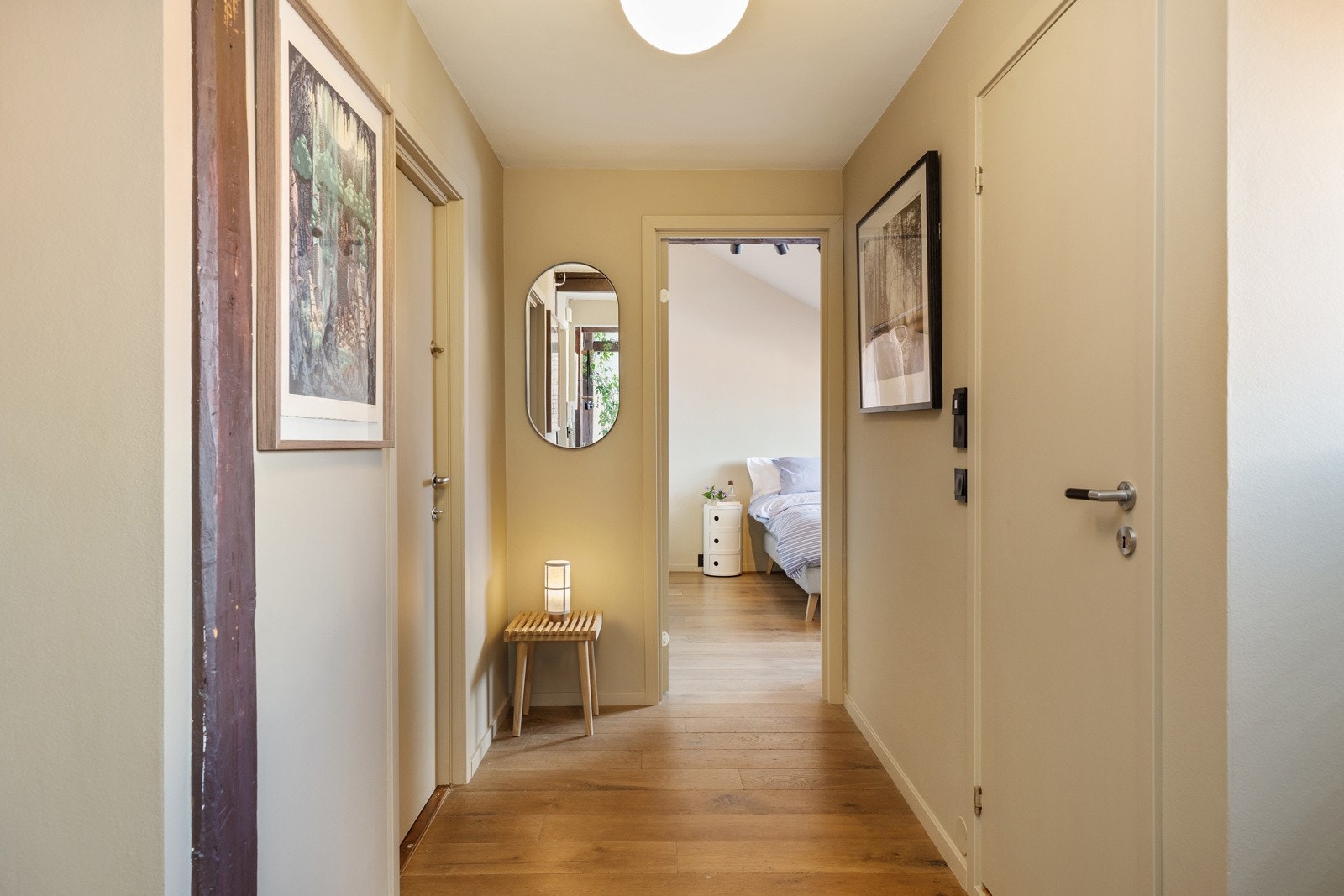 Romslig og delvis separat entré med tilkomst til resten av leiligheten Galleribilde