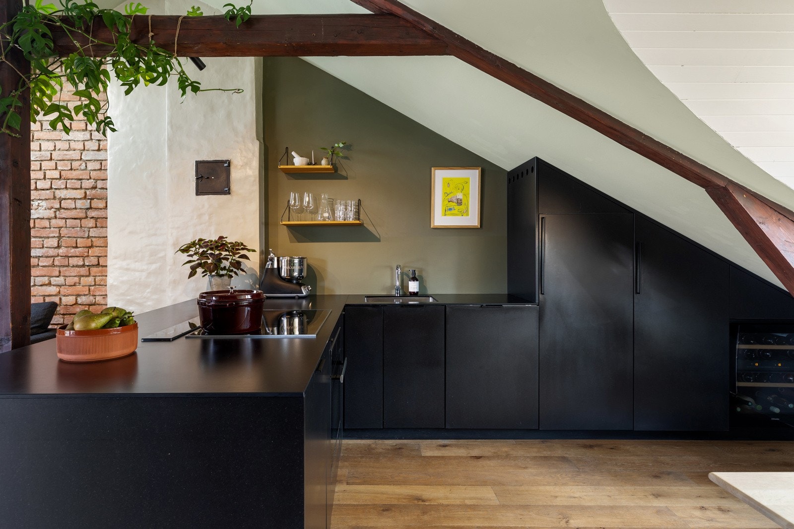 Stilrent kjøkken med spesialfronter i sort valchromat fra Studio10 og Silestone kompositt steinbenkeplate med nedfelt vask fra Strand Galleribilde