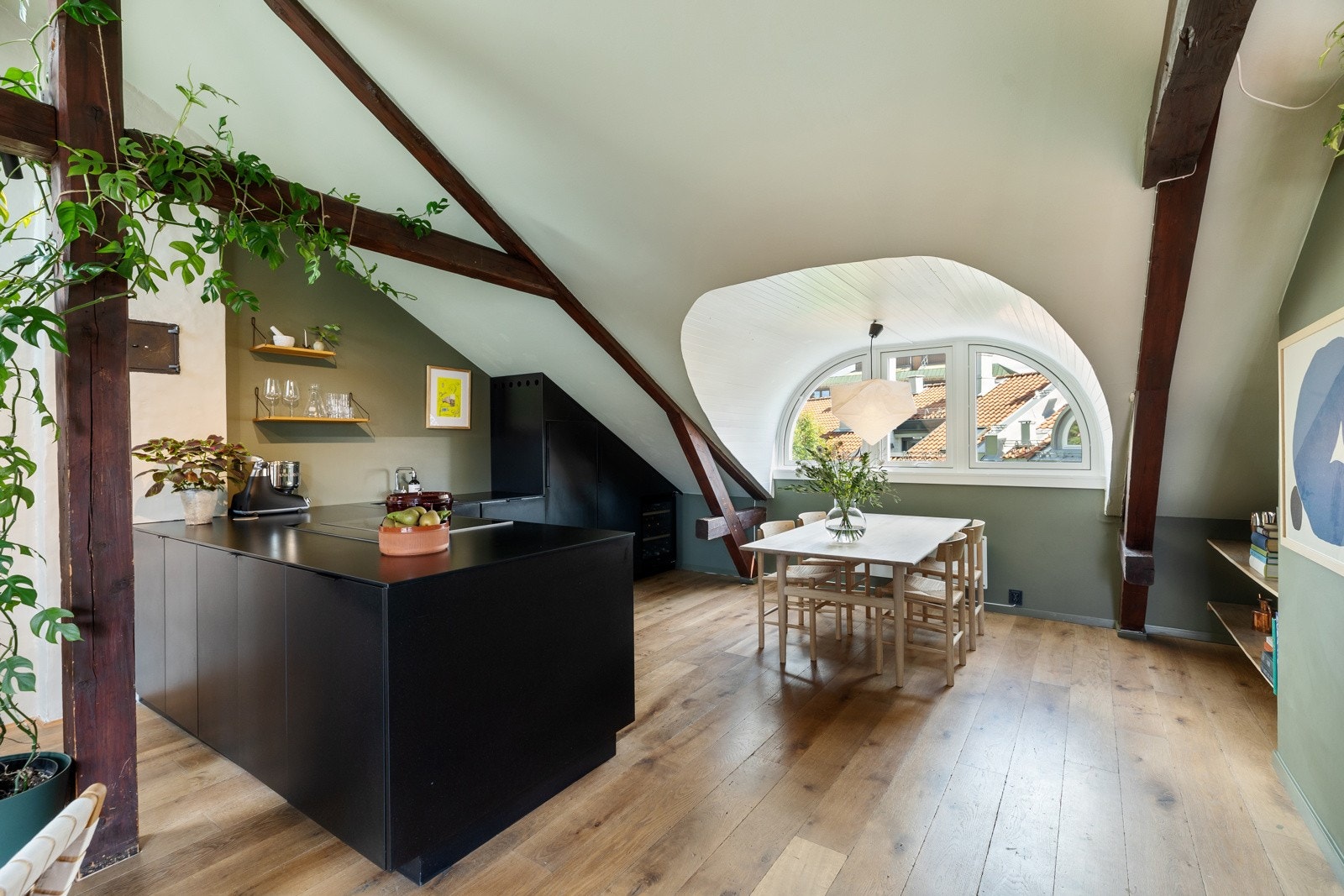 Kjøkkenet inneholder integrerte hvitevarer fra Miele som oppvaskmaskin, stekeovn og koketopp Galleribilde