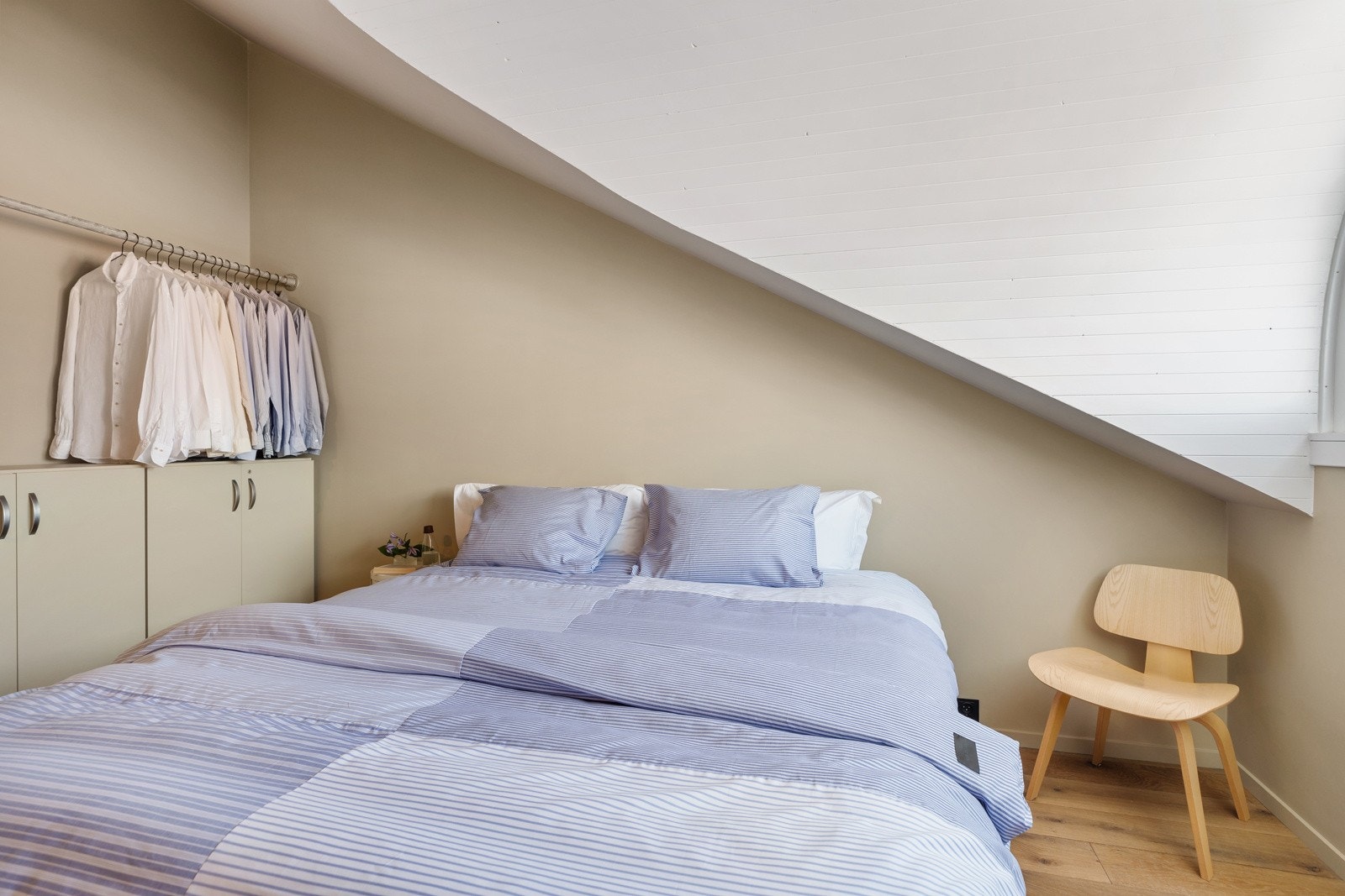 Soverommet har god plass til dobbeltseng og tilpasset garderobeløsning Galleribilde