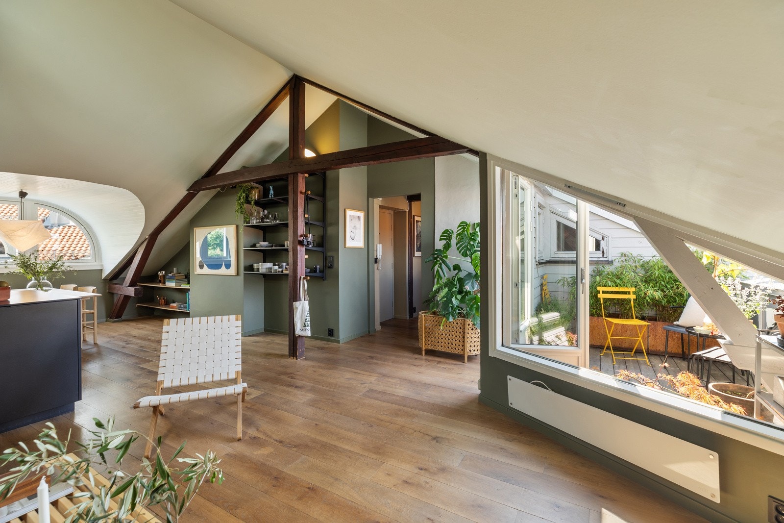 Stuen har pent parkett på gulv fra Skógr, lysmalte overflater, teglstein og rikelig med naturlig lys fra flere arker og balkongdør Galleribilde