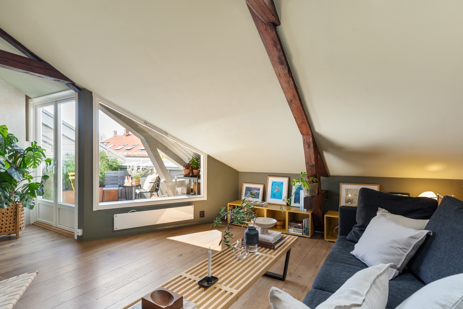 Åpen planløsning og store vindusflater, kombinert med trebjelker og skråtak skaper en flott balanse mellom det sjarmerende og moderne Galleribilde