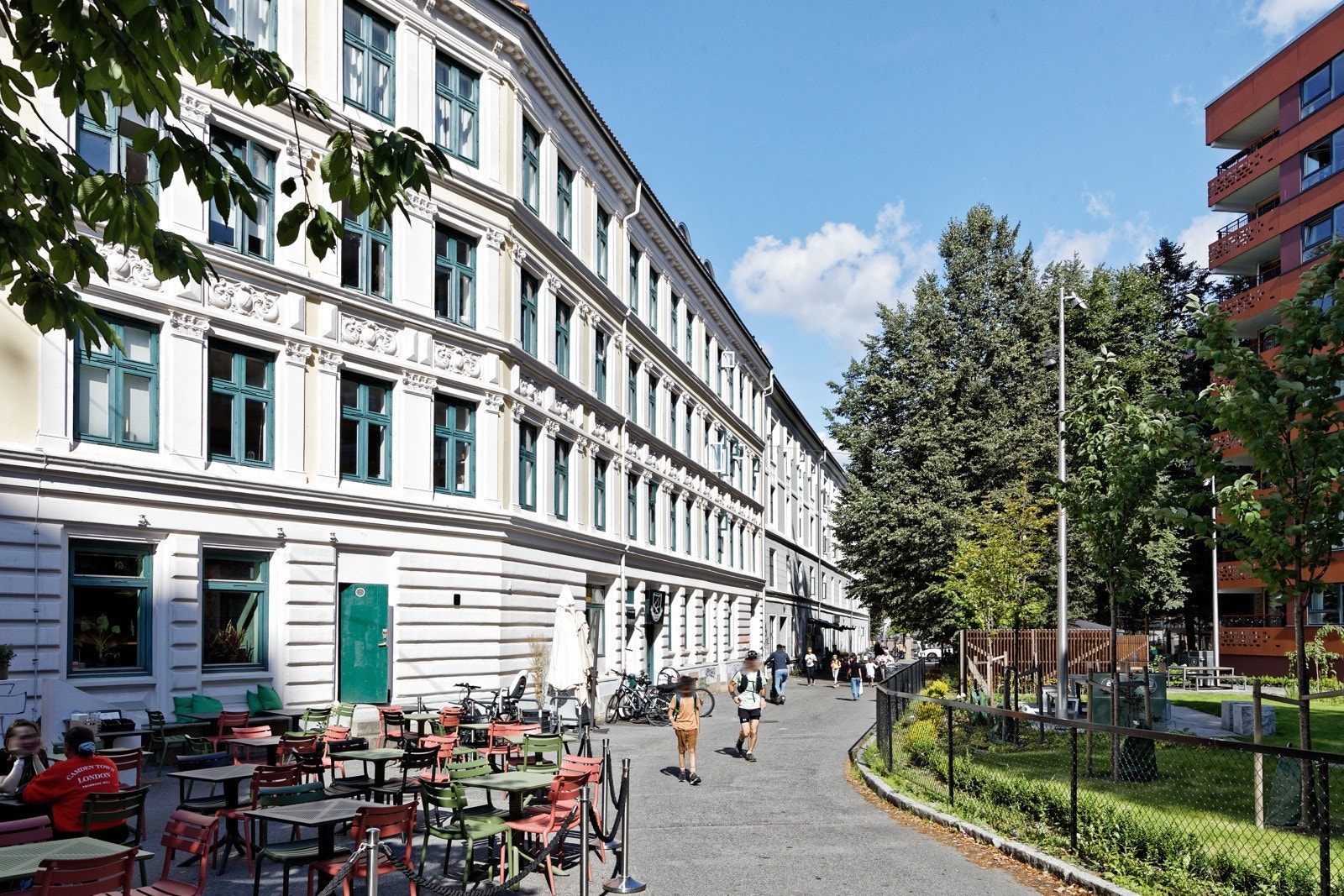Leiligheten har en sentral og samtidig tilbaketrukket beliggenhet ved Sørli Plass på Tøyen Galleribilde