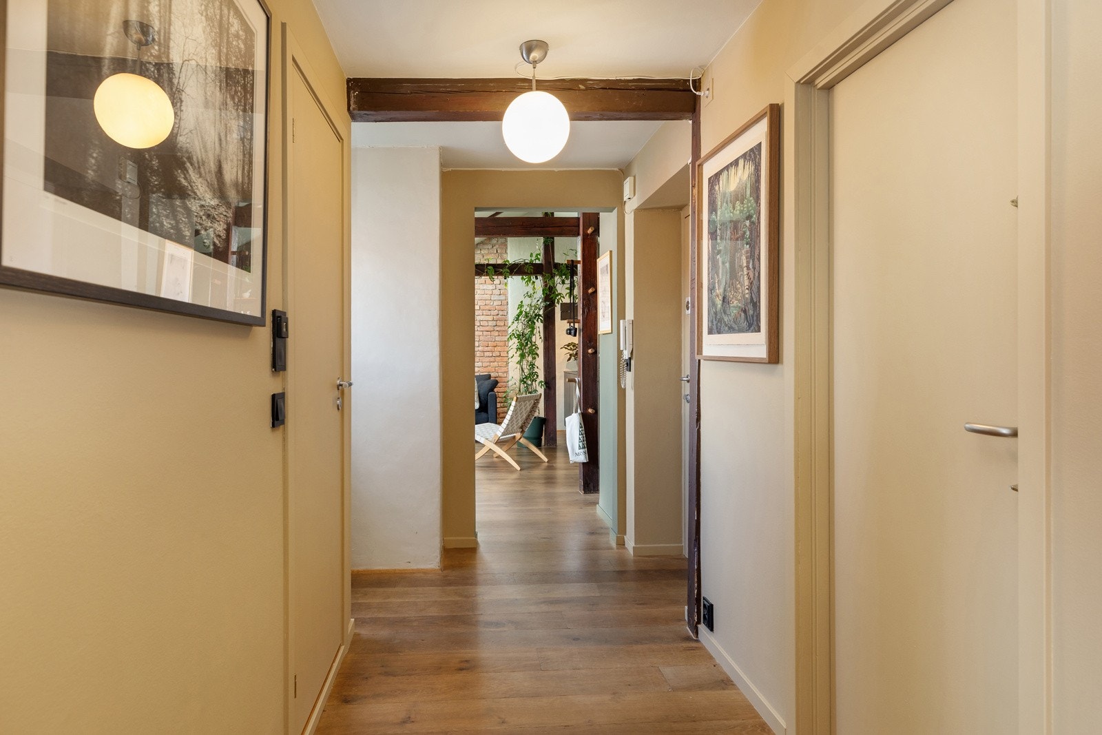 Entréen gir et hyggelig og innbydende førsteinntrykk, med flotte gulv og nymalte, lyse flater Galleribilde