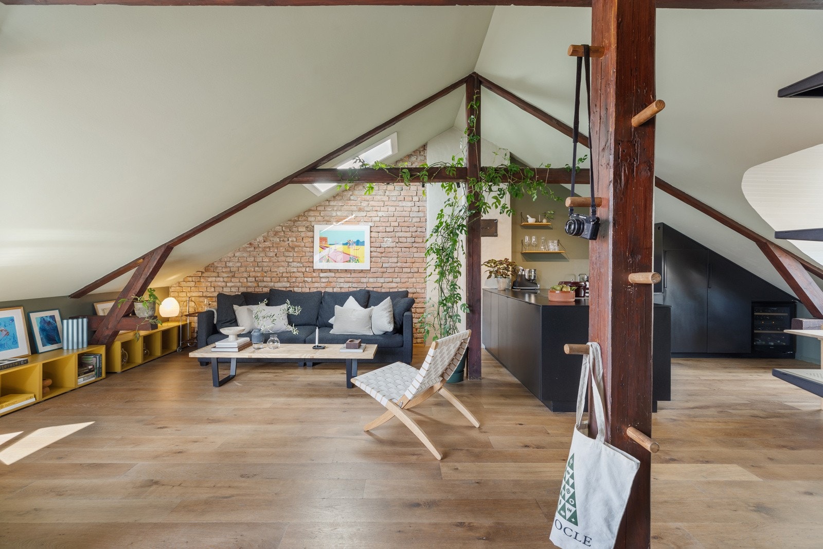 Lys og luftig stue i sjarmerende og åpen utførelse Galleribilde