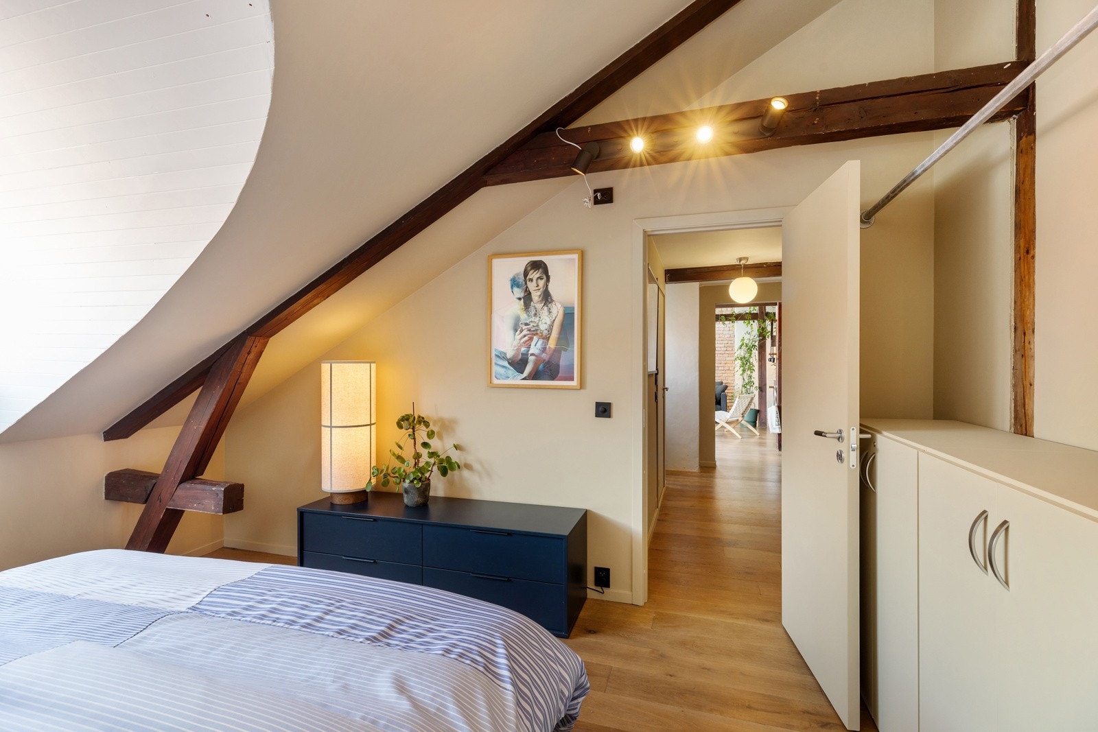 I tillegg har selger brukt loftsboden som ekstra garderobe. Den har fungert som en forlengelse av leiligheten hvor selger har garderobe - vinterklær om sommeren og omvendt Galleribilde