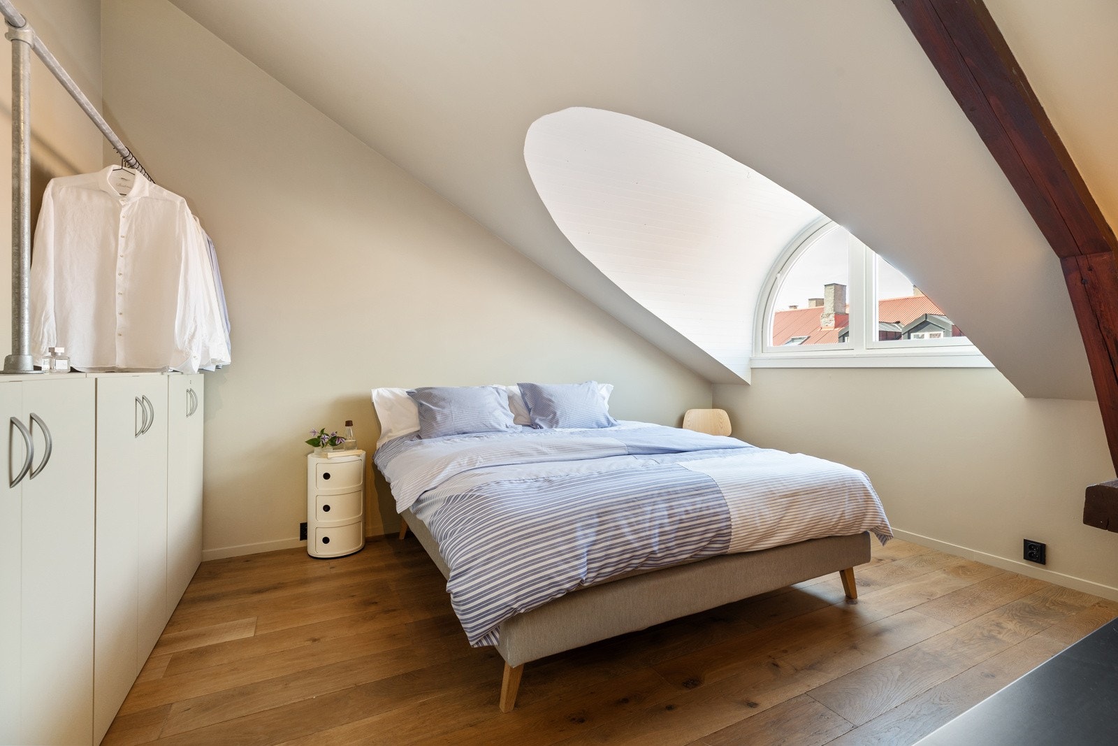 Lyst og luftig soverom i samme utførelse som resten av leilighetens øvrige rom Galleribilde