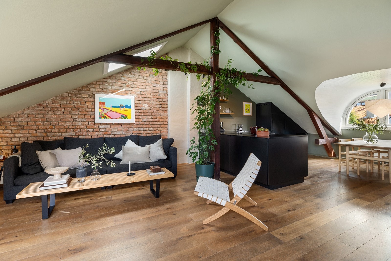 En lys og sjarmerende 2-roms andelsleilighet beliggende fritt til i byggets toppetasje Galleribilde