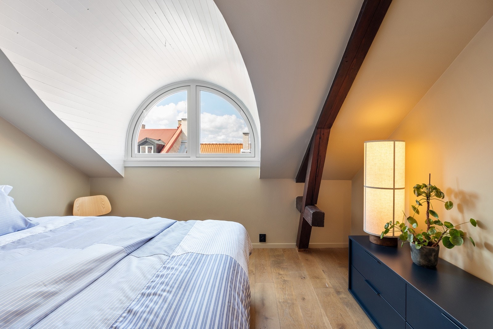 Her har du rikelig med naturlig lys fra fantastisk ark, kombinert med lyse, nymalte flater og en luftig romfølelse Galleribilde