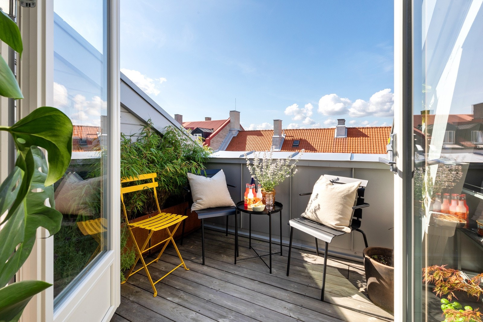 Fra stuen har du også utgang til din egen takterrasse på ca. 5 kvm som har god plass til utemøbler Galleribilde