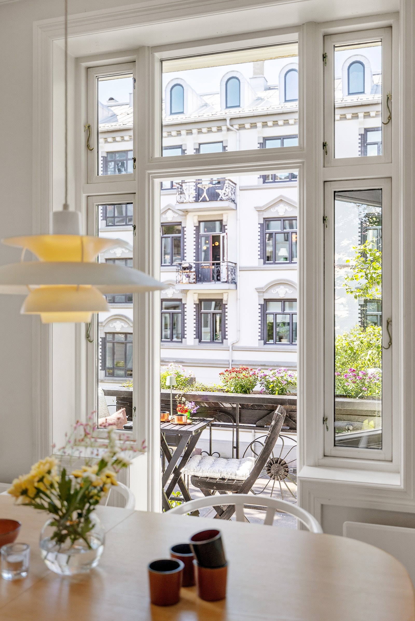 Legg merke til det fine dagslyset fra de store vinduene. Galleribilde