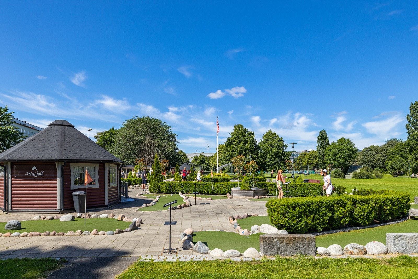 Marienlystparken har minigolf, fotballbane, lekeapparater, sittegrupper m.m. Galleribilde