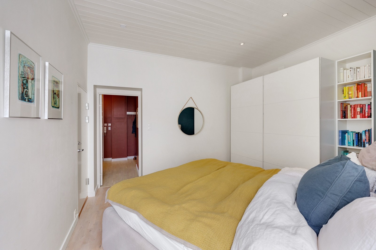 Gulvet er belagt med lyst parkettgulv og veggene har slette malte flater. Galleribilde