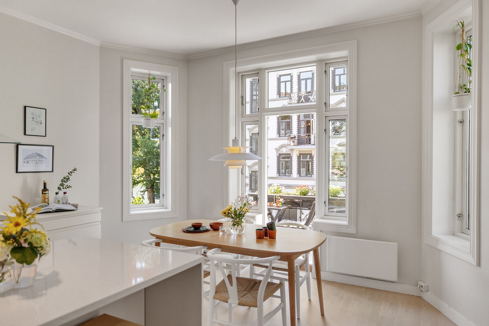 Det er god plass til et stort spisebord foran de store vinduene. Galleribilde