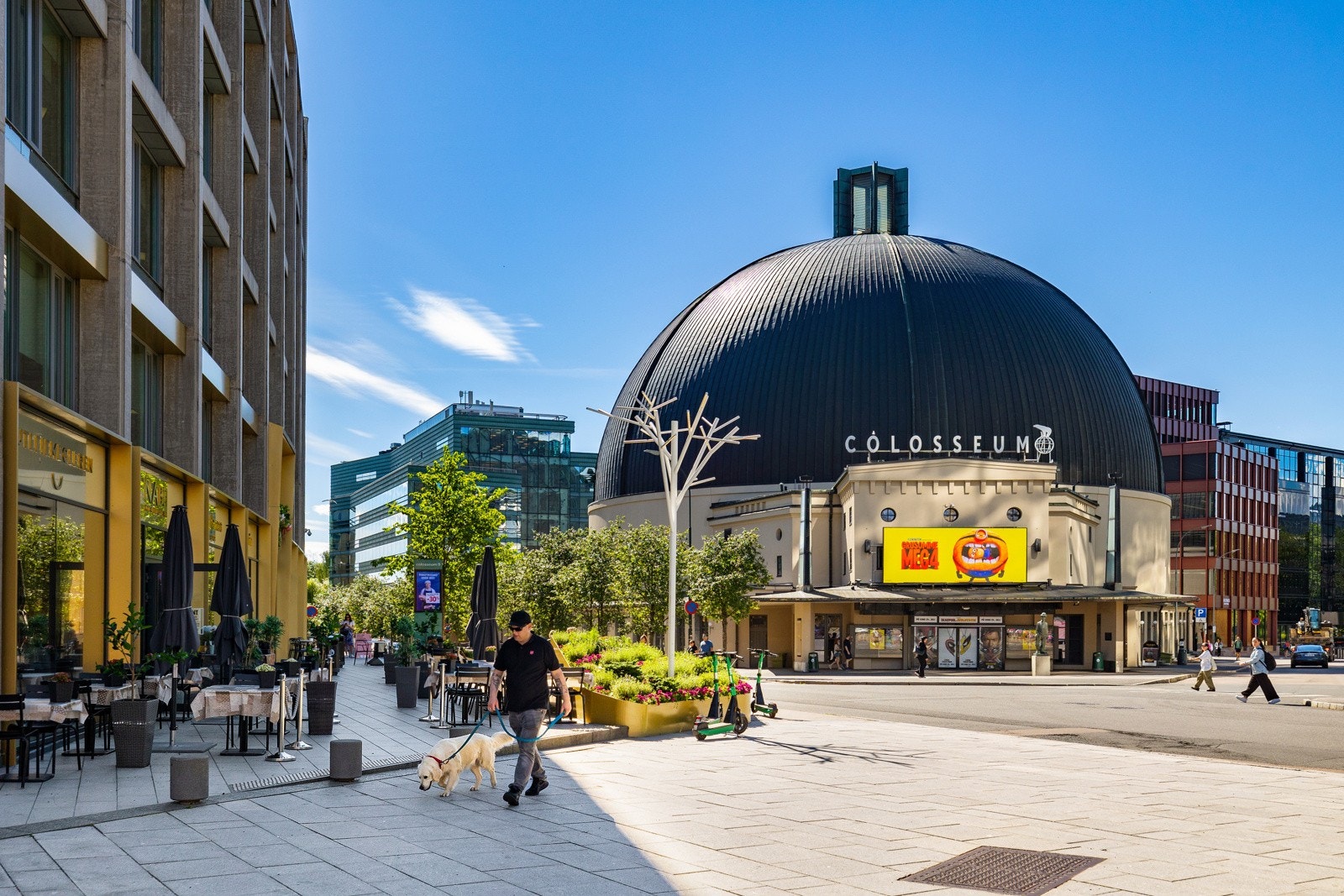 Servicetilbud som kino, gallerier, vinmonopol og postkontor finnes også i området. Galleribilde