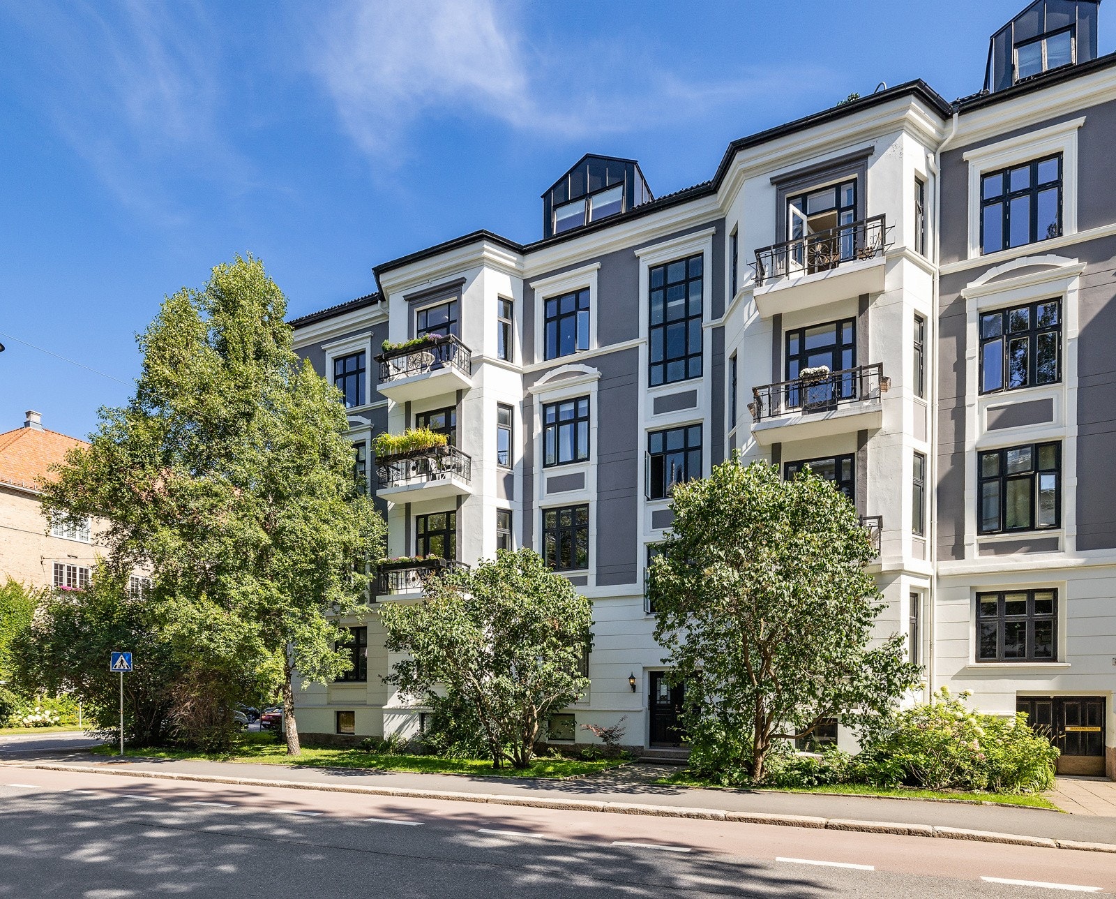 Bygården har en godt vedlikeholdt og pen fasade. Galleribilde