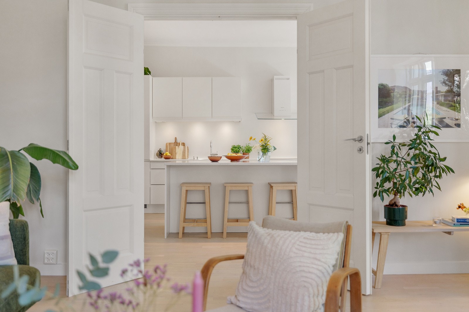Velkommen til denne nydelige og svært gjennomførte 3-roms leiligheten beliggende i et meget attraktivt område midt mellom Fagerborg og Majorstuen. Galleribilde