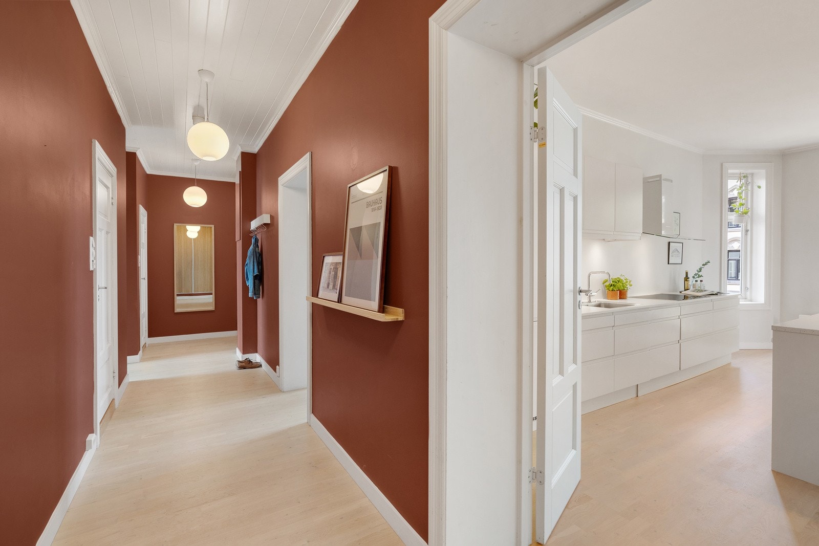 Velkommen inn til en svært lys og trivelig entré med plass til å henge av seg yttertøy og plassere sko. Galleribilde