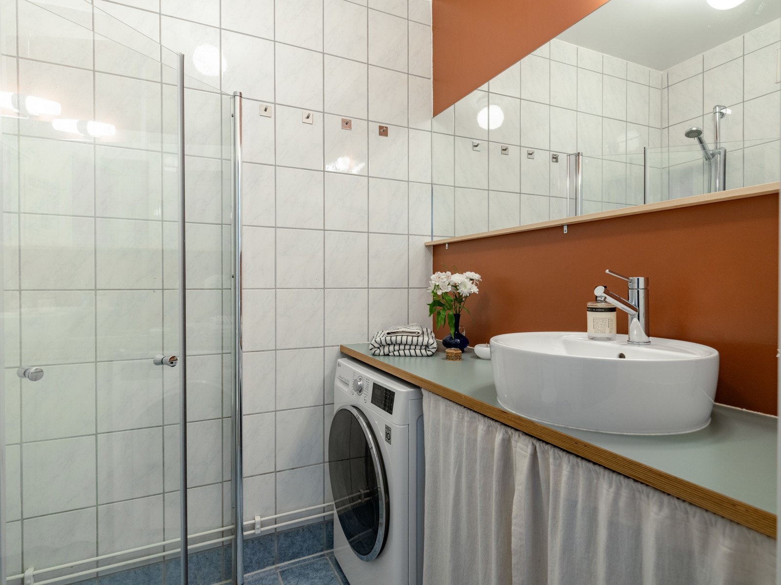 Badet er flislagt fra 2002 med lune varmekabler i gulv. Galleribilde