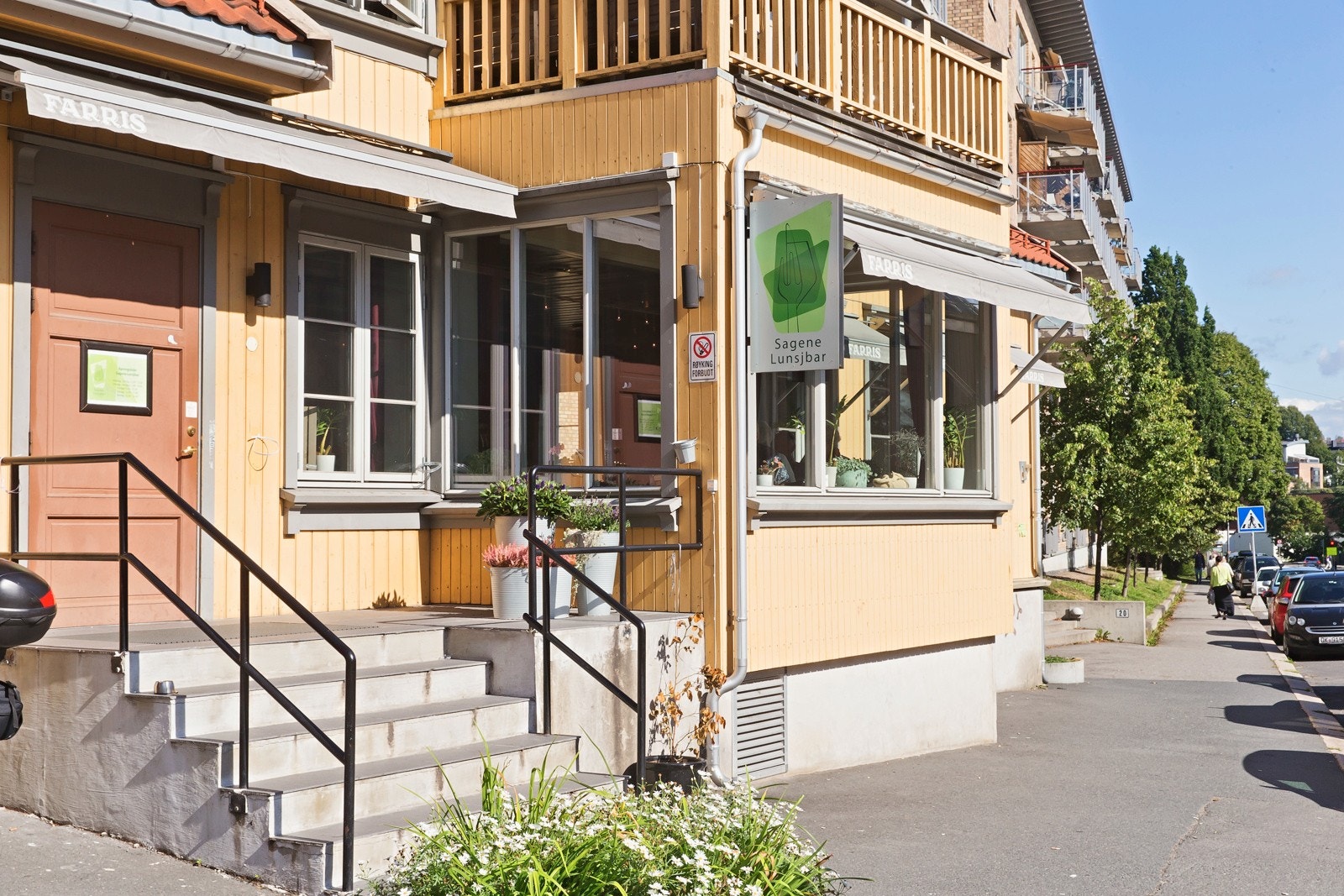 Sagene lunsjbar serverer blant annet Drosjefrokost, Hjemmelaget karbonadesmørbrød og Sagenepølser fra Strøm-Larsen. Galleribilde